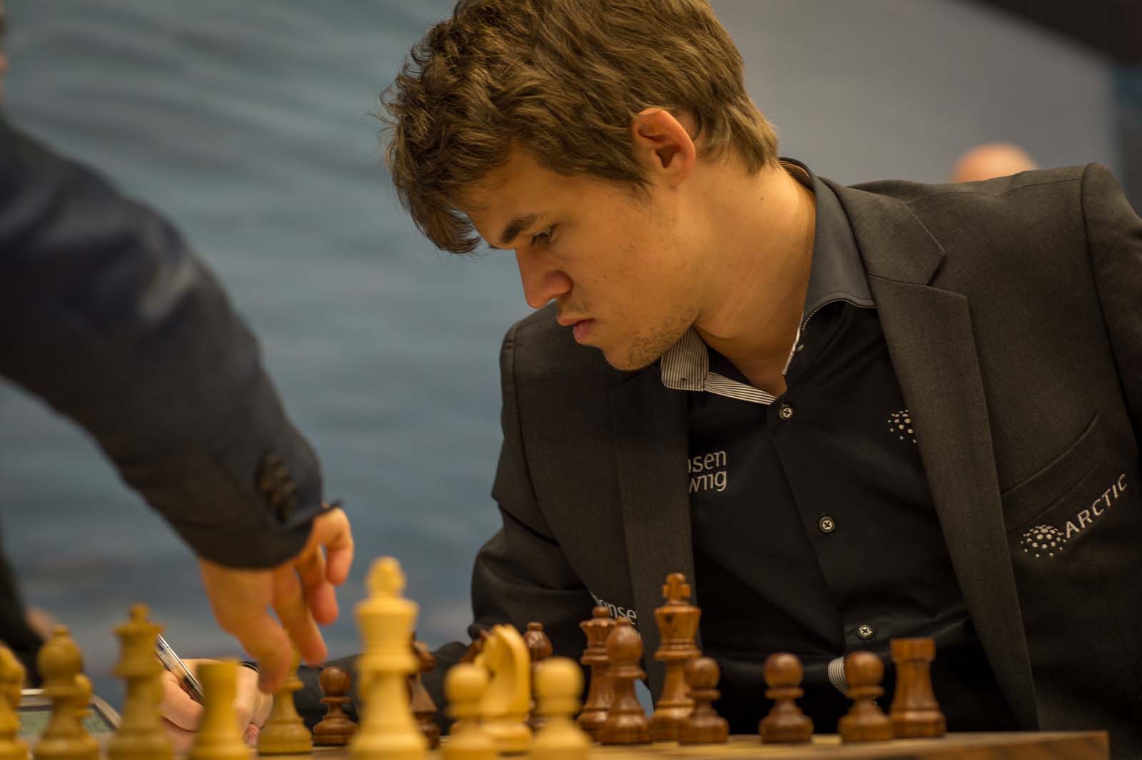 אדם משחק שח-מט מול רב האומן מגנוס קרלסן. ארכיון (צילום: Frans Peeters/ flicker)
