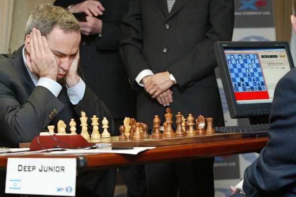 גארי קספרוב משחק נגד המחשב " כחול עמוק", 2003 (AP Photo/Stuart Ramson)