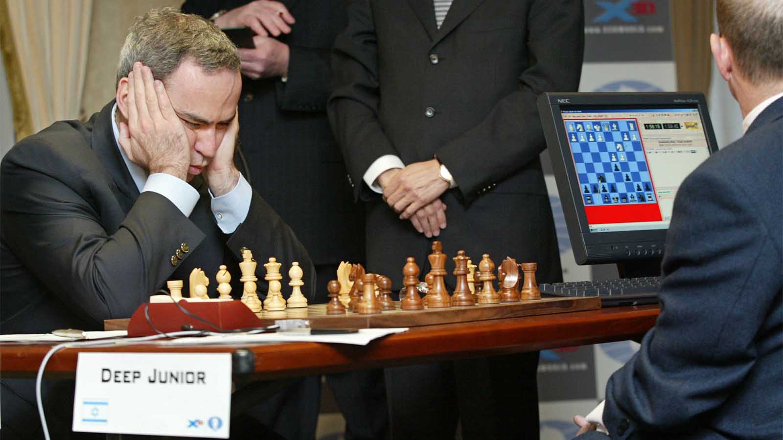 גארי קספרוב משחק נגד המחשב " כחול עמוק", 2003 (AP Photo/Stuart Ramson)