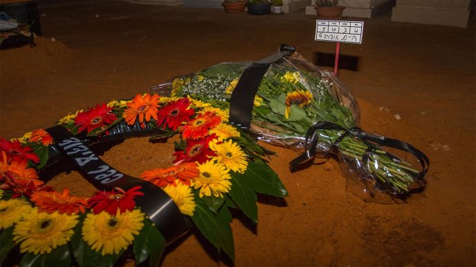 קברה של אופירה חיים בבית הקברות בתל-מונד (צילום: פלאש 90).
