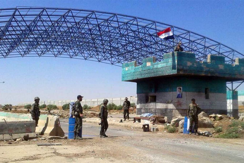 דגל סוריה מונף במעבר הגבול עם ירדן כחלק מכיבוש דרעא בידי ממשל אסד לאחר שבע שנות מלחמת האזרחים, מלחמה שאחד ממוקדיה הראשונים והעיקריים היו בעיר. 7 ביולי 2018 (SANA via AP)