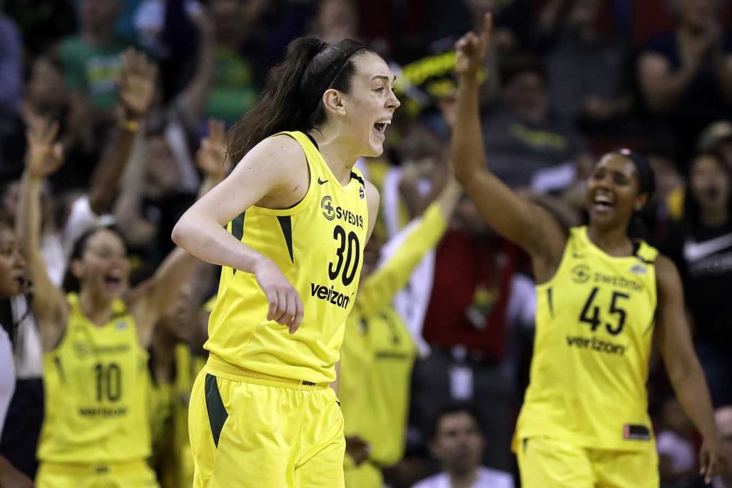 בריאנה סטיוארט שחקניות סיאטל סטורם מה-WNBA חוגג ניצחון עם קבוצה בגמר 2018 (צילום: AP Photo/Elaine Thompson, File)