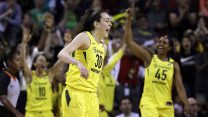 בריאנה סטיוארט שחקניות סיאטל סטורם מה-WNBA חוגג ניצחון עם קבוצה בגמר 2018 (צילום: AP Photo/Elaine Thompson, File)