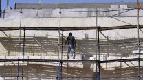 פועל בניין. למצולם אין קשר לכתבה (סרג' אטלי  פלאש90)