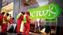 אנשי גרינפיס מדביקים שלט של קמפיין 'Detox' בחלון ראווה של H&M באוסלו. ספטמבר 2011 (צילום: Martin Norman / Greenpeace)