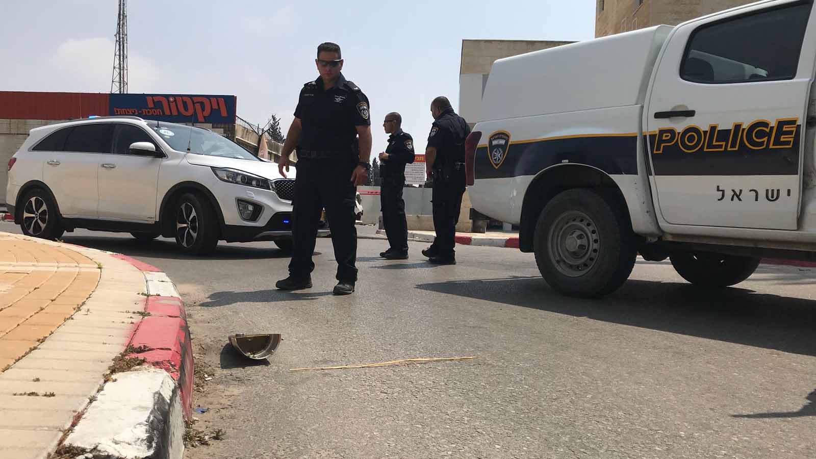שוטרי ולוחמי משטרת ישראל מהמחוז הדרומי בטיפול בשרידים של פריטי ירי 14 ביולי (צילום: דוברות המשטרה)