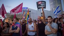 מפגינים בעד פונדקאות לזוגיות חד מיניים (צילום: מרים אלטשר/ פלאש90)