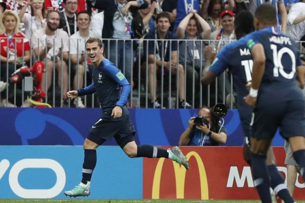 שחקן נבחרת צרפת גריזמן חוגגג לאחר שער היתרון של נבחרת צרפת בגמר המונדיאל (AP Photo/Natacha Pisarenko)