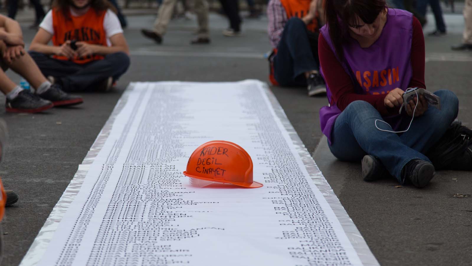 הפגנת איגודי עובדים נגד הקבלנים באסון הפיצוץ במכרה בסומה. שמות 201 ההרוגים ועליהם קסדה. מאי 2014 (EvrenKalinbacak / Shutterstock.com)