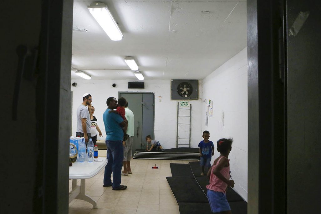 משפחות במקלט (צילום אילוסטרציה: מרים אלסטר / פלאש 90).