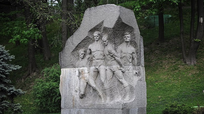 אנדרטה בקייב, בירת אוקראינה, לזכר הנרצחים ב׳משחק המוות׳ (צילום: V&A Dudush / ויקיפדיה).