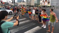 פעילים נגד האפליה בחוק הפונדקאות חוסמים את רחוב קפלן בת"א, מול קריית הממשלה (צילום: האגודה למען הלהט"ב).