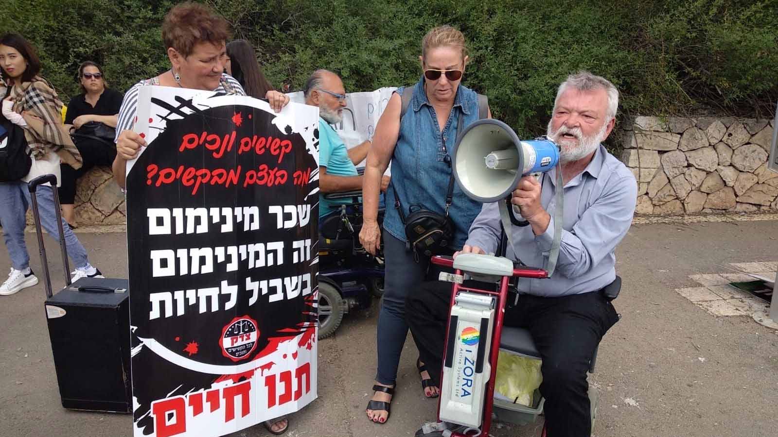 MK Ilan Gilon at a disabled activists protest in front of the Knesset. July 16 2018. Archive. Credit: Niztan Zvi Cohen