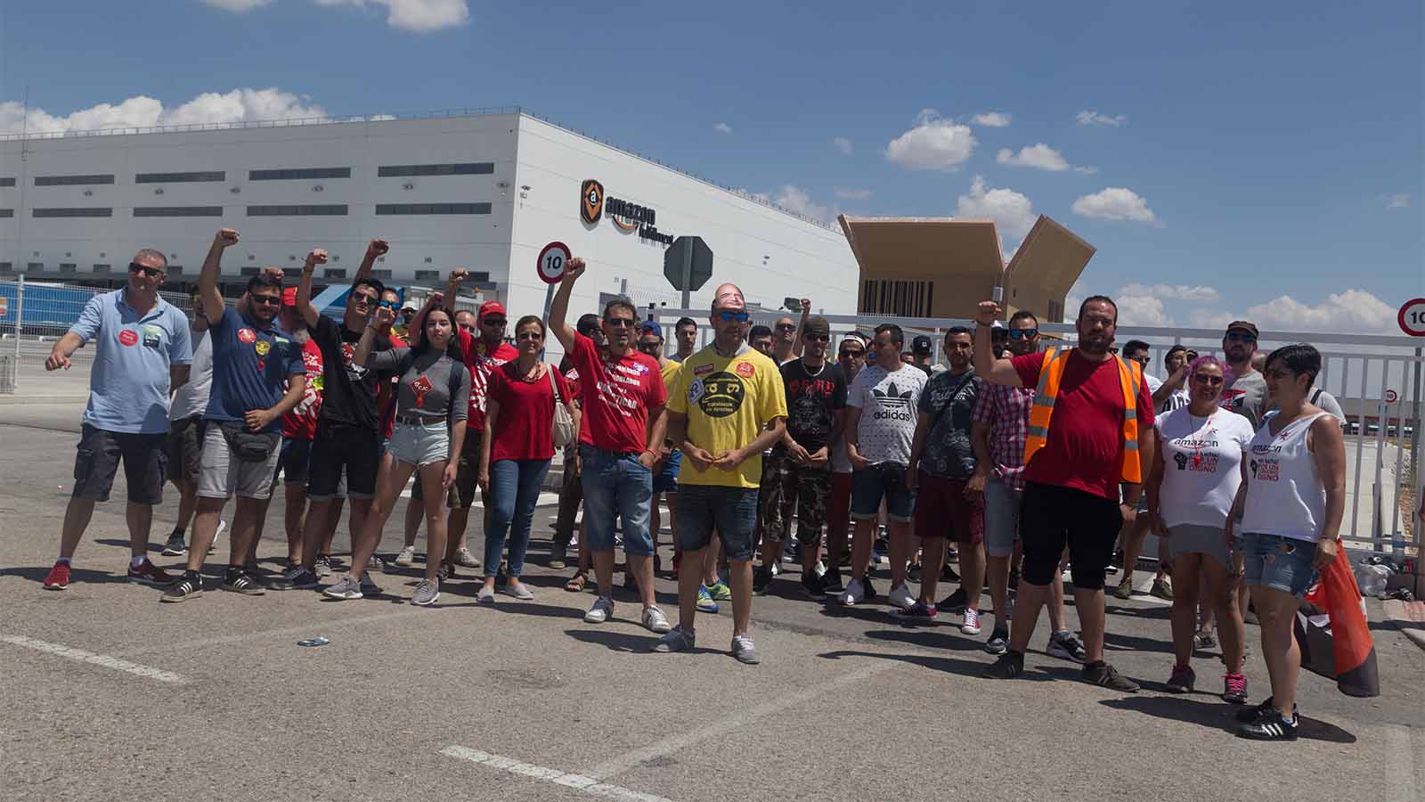 עובדי אמזון ספרד חוסמים את הכניסה למשאיות למחסן בזמן השביתה תוך כדי מבצעי אמזון פריים. 16 ביולי 2018 (Photo by Lito Lizana/SOPA Images/LightRocket via Getty Images IL)