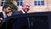רה"מ נתניהו נכנס לרכב (צילום: קובי גדעון/פלאש90)