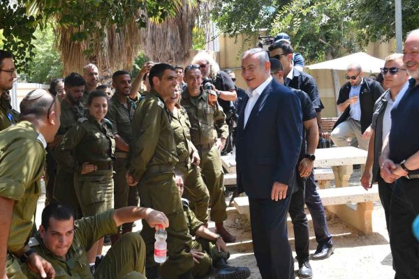 נתניהו וליברמן בהתייעצות בטחונית בדרום (קובי גדעון/לע"מ)