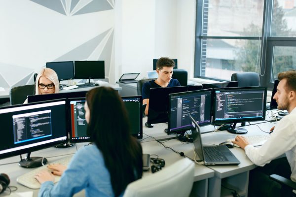 מתכנתים עובדים באופן ספייס (צילום אילוסטרציה: Shutterstock)