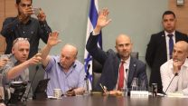 יו"ר ועדת חוק הלאום ח"כ אמיר אוחנה (שני מימין) ויו"ר ועדת החוקה ח"כ ניסן סלומיאנסקי (שני משמאל)  מצביעים בעד חוק הלאום (צילום: יצחק הררי, דוברות הכנסת)