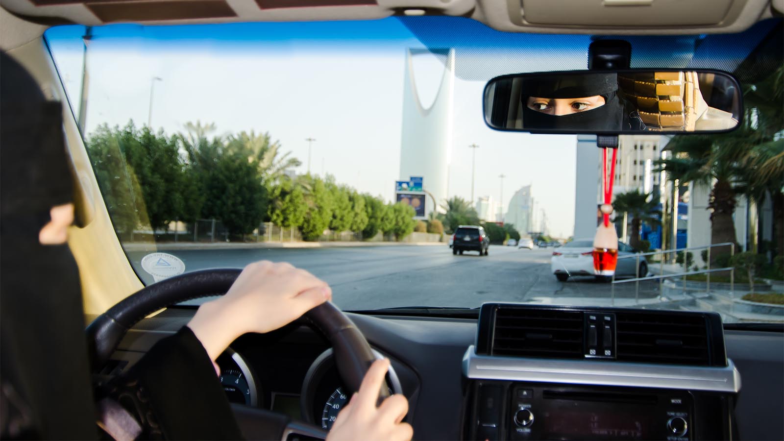 אישה נוהגת ברכב בערב הסעודית (צילום: Shutterstock)