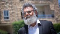 הרב דב חיון מגיע לבית הנשיא לאחר ששוחרר ממעצר בבוקר. 19 ביולי 2018 (צילום: מרים אלטשר/ פלאש90)