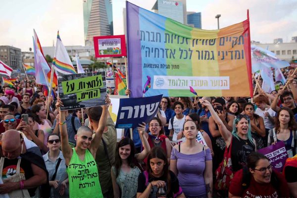 צעדת הקהילה הטרנסית ליד התחנה המרכזית בתל אביב (צילום ארכיון: מרים אלטשר/ פלאש90)