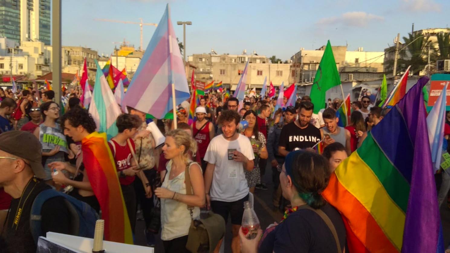 צעדת הקהילה הטרנסית ליד התחנה המרכזית בתל-אביב (צילום: יונתן קירשנבאום).