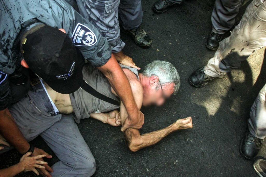 שוטרים עוצרים באלימות מפגין למען צדק חברתי בתל אביב, יוני 2012 (רוני שוסטרפלאש90)