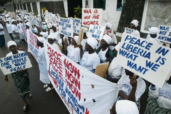 הפגנה של נשות ליבריה, 28 לאוגוסט, 2003 (AP Photo/Schalk van Zuydam)