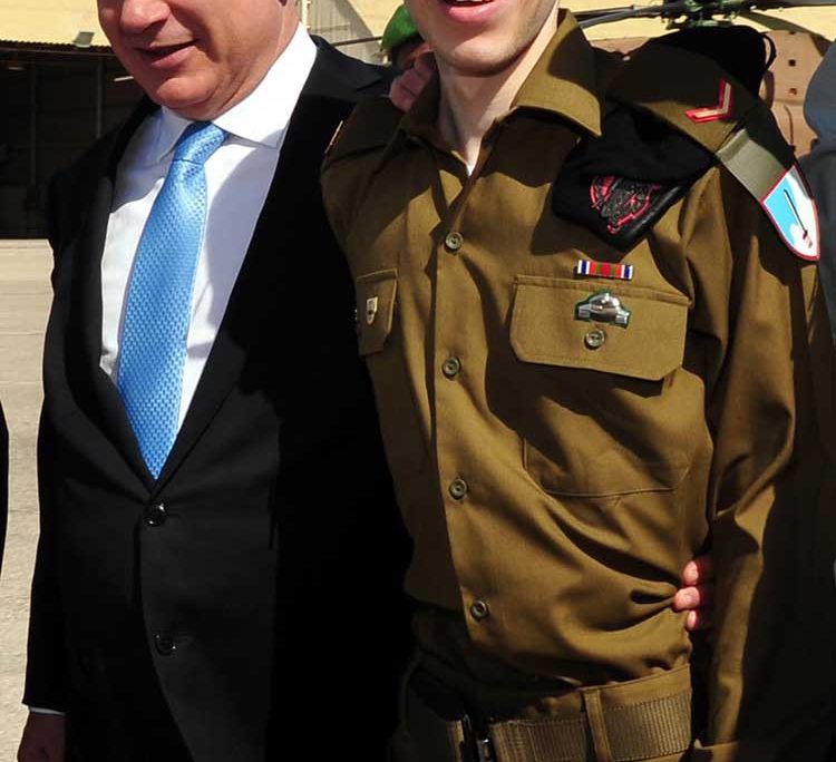 נתניהו מקבל את פניו של גלעד שליט ששוחרר מהשבי, 18 באוקטובר 2011 (אריאל חרמוני  משרד הבטחון  פלאש90)