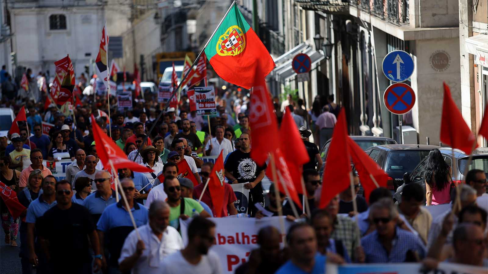 פורטוגלים מפגינים ברחובות נגד המדיניות הכלכלית של הממשלה, יולי 2015 (AP Photo/Francisco Seco)