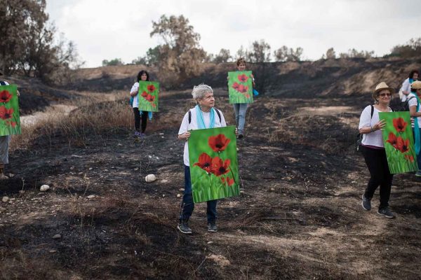 נשים עושות שלום באיזור שנשרף בסמוך לקיבוץ רעים (צילום: הדס פרוש / פלאש 90).