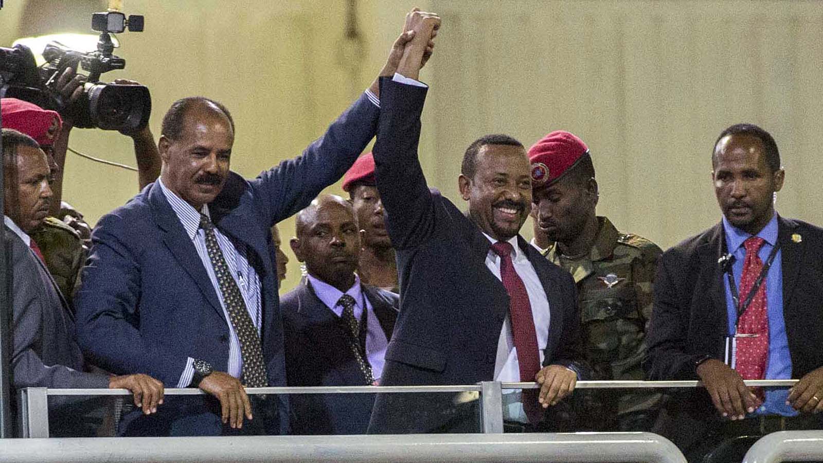 נשיא אריתריאה איסייאס אפוורקי (משמאל) וראש ממשלת אתיופיה מחזיקים ידיים ובאדיס אבבא, אתיופיה (AP Photo/Mulugeta Ayene).