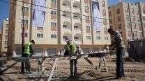 פלסטינים עובדים בבניית פרוייקט הדיור "חמד סיטי" בחאן יונס שבדרום רצועת עזה, הממומן ע"י קטאר, 16 בינואר 2016. (AP Photo/ Khalil Hamra)