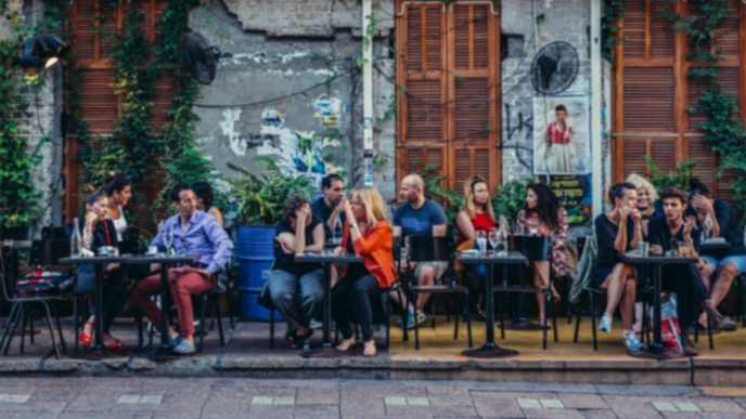 יושבים בבית קפה בתל אביב (Fotokon / Shutterstock.com)