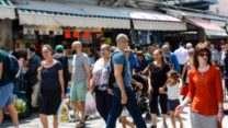 הולכים ברחוב בירושלים (Jose HERNANDEZ Camera 51 / Shutterstock.com)