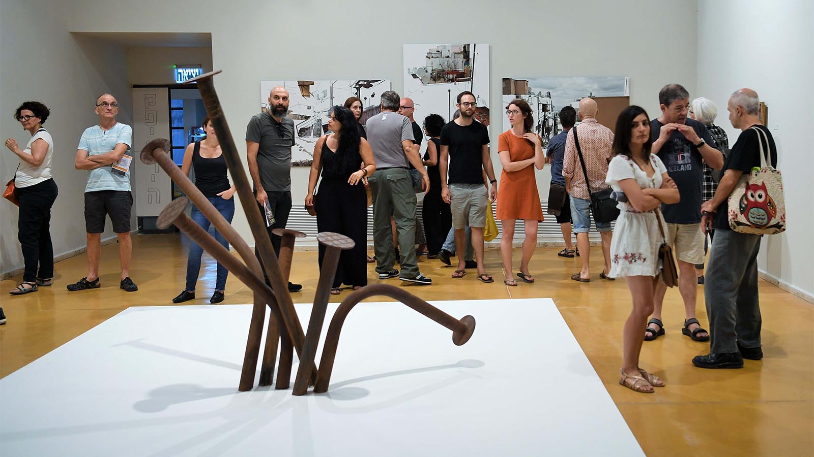מבקרים בתערוכה בפתיחה המחודשת של 'פירמידה' &#8211; מרכז לאמנות עכשווית בחיפה (צילום: ראובן כהן).