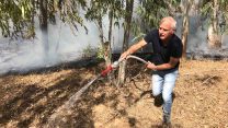 ח"כ חיים ילין מכבה שריפה בעוטף עזה (תמונה באדיבות המצולם)