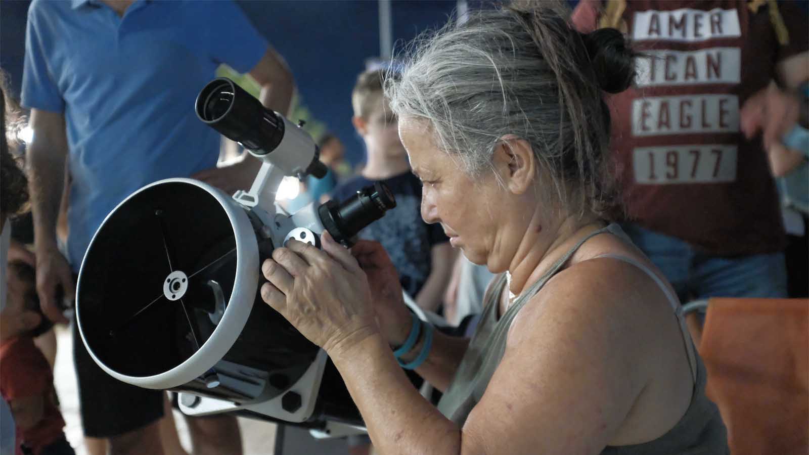 ענת אידלסון, חברת האגודה הישראלית לאסטרונומיה צופה בליקוי הירח בנמל תל אביב. 27 ביולי 2018 (צילום: תומר ניוברג/פלאש90)