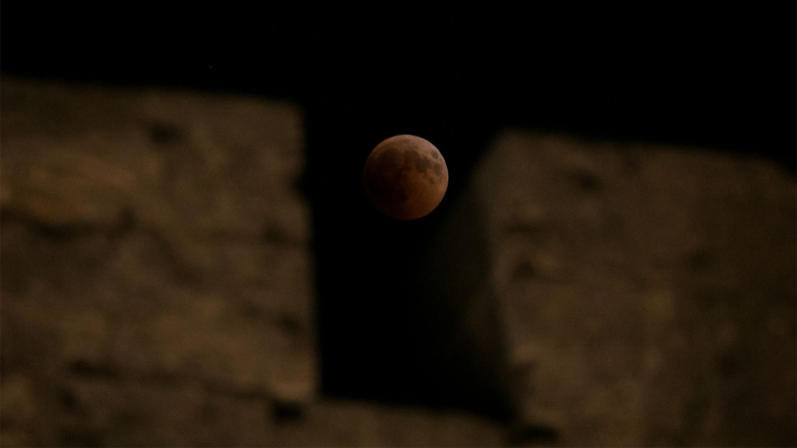 ליקוי הירח מעבר לחומות ירושלים. 27 ביולי 2018 (צילום: יונתן זינדל/פלאש90)