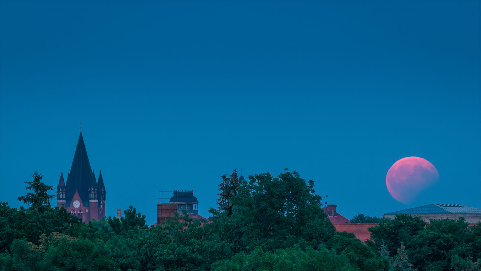 ליקוי הירח בשמי גרמניה. 27 ביולי 2018 (צילום:shutterstock)