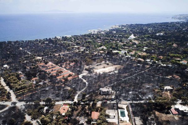 תצלום אוויר של פגעי שריפה בעיירה מאטי, סמוך לאתונה. 27 ביולי 2018 (Antonis Nikolopoulos/Eurokinissi via AP)
