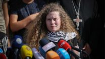 עאהד תמימי במסיבת עיתונאים מחוץ לנבי סאלח לאחר שחרורה מכלא הישראלי 29 ביולי 2018 (צילום: פלאש90)