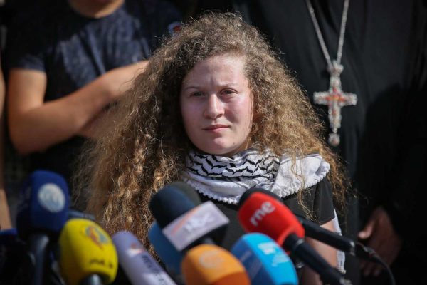 עאהד תמימי במסיבת עיתונאים מחוץ לנבי סאלח לאחר שחרורה מכלא הישראלי 29 ביולי 2018 (צילום: פלאש90)