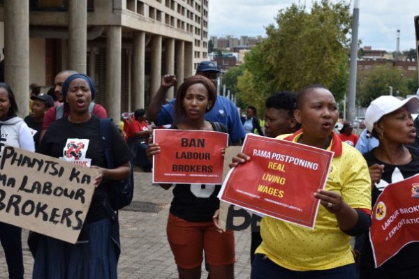 חברי איגוד מקצועי בדרום אפריקה בהפגנה מחוץ לבית הדין החוקתי ביוהנסבורג בתחילת השנה (צילום: Industriall)