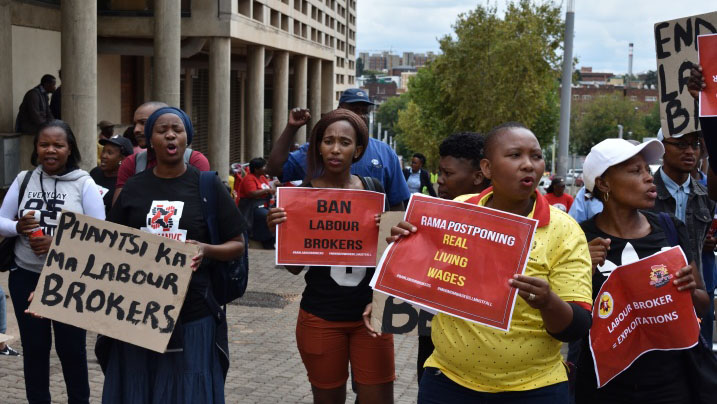 חברי איגוד מקצועי בדרום אפריקה בהפגנה מחוץ לבית הדין החוקתי ביוהנסבורג בתחילת השנה (צילום: Industriall)