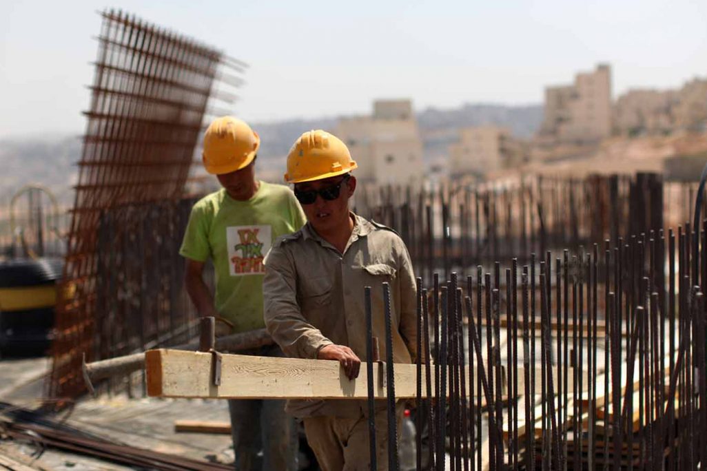 עובדים באתר בנייה בשכונת הר חומה בירושלים. למצולמים אין קשר לכתבה (צילום ארכיון: קובי גדעון/ פלאש90)