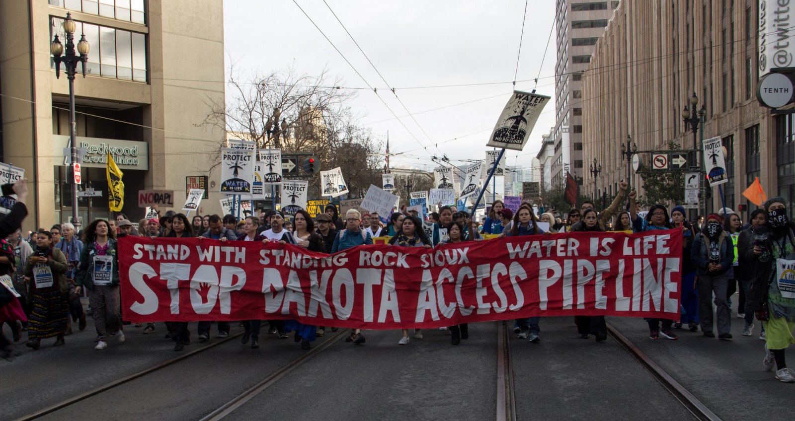 הציבור נגד התאגידים &#8211; הפגנה נגד צינור הנפט בצפון דקוטה (Peg Hunter &#8211; Flickr)