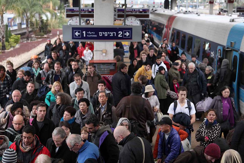 עומס ברציפי הרכבת בתל-אביב (צילום ארכיון: גדעון מרקוביץ׳).