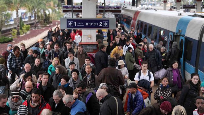 עומס ברציפי הרכבת בתל-אביב (צילום ארכיון: גדעון מרקוביץ׳).