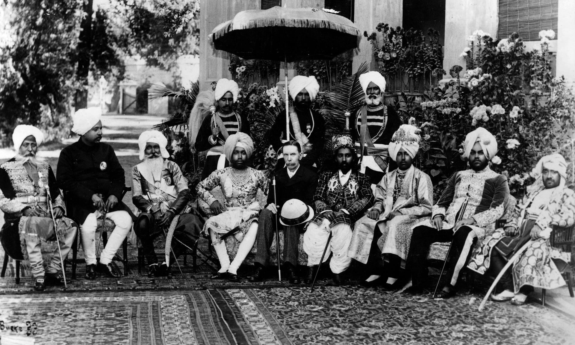 טקס דורבאר או טקס תה? ראש מחוז פונג'אב (Punjab), בשעת תה עם הראג'ות המקומיים 1875; צילום Popperfoto .